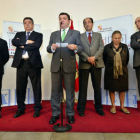 González y Represa, en el centro, junto a los responsables del subsector del juego en la región. / ÁLVARO MARTÍNEZ-