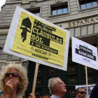 Protesta delante de la delegación del Banco de España en Barcelona por la aplicación de las cláusulas suelo por entidades financieras en el 2015.-ACN / LAURA BUSQUETS