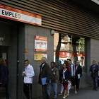 Colas de desempleados en la oficina del empleo del SEPE de la Comunidad de Madrid del barrio de Arganzuela.-AGUSTÍN CATALÁN (EL PERIÓDICO)