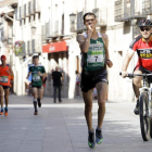 La Media Maratón de El Burgo de Osma, que ayer cumplía 17 años de existencia, estrenaba fecha y hora y los atletas agradecieron el cambio con temperaturas más benignas para correr.-Diego Mayor