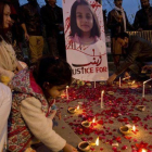 Vigilia por Zainab Ansari (en la imagen), la niña de 7 años violada y asesinada a principios de año, en Islamabad (Pakistán), el 11 de enero.-AP / B. K. BANGASH