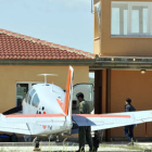 Una aeronave en las instalaciones del aeródromo. / VALENTÍN GUISANDE-