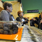 Ejemplares de trufa negra en un stand en la Feria de Abejar-Diego Mayor