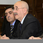De izquierda a derecha, Carlos Martínez, José Antonio Tejero y Anselmo García, ayer en la Subdelegación. / ÁLVARO MARTÍNEZ-