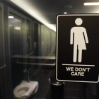 Cartel de un baño para personas transgénero en Durham.-AP / GERRY BROOME