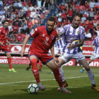 Higinio protege el balón en una acción del partido disputado ayer entre el Numancia y el Real Valladolid.-VALENTÍN GUISANDE
