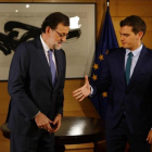 Rajoy y Rivera, al inicio de la reunión que mantuvieron el pasado 3 de agosto en el Congreso.-AGUSTÍN CATALÁN