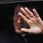 El presidente francés, Emmanuel Macron, saluda desde su vehículo el pasado domingo.-KAMIL ZIHNIOGLU (AP)