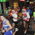 Varios corredores durante la Popular de Navidad de 2012. / VALENTÍN GUISANDE-