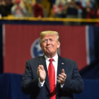 El presidente estadounidense, Donald Trump en un acto de campaña en la McKenzie Arena, en Chattanooga, Tennessee-NICHOLAS KAHM (AFP)