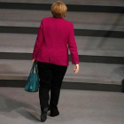 La cancillera alemana, Angela Merkel, abandona la sala de plenos durante un debate en el Bundestag.-ODD ANDERSEN (AFP)