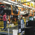 Trabajadores de la cadena de montaje del Chevy Bolt EV de General Motors, en la planta de Orion Township (Michigan, EEUU).-JOE WHITE (REUTERS)