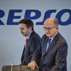 El consejero delegado, Josu Jon Imaz, al fondo; y el presidente de Repsol, Antoni Brufau.-EFE / EMILIO NARANJO