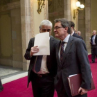 Artur Mas y Germà Gordó, en un pleno del Parlament, en el 2013.-JOAN CORTADELLAS