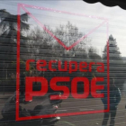 Logotipo de la plataforma crítica 'Recupera PSOE' en la fachada de su sede en la calle de Ferraz de Madrid.-EFE / ZIPI