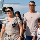 Cristiano, recién aterrizado en Turín, con su madre y su primogénito.-