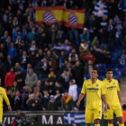 Los jugadores de Villarreal, tras encajar el gol del empate en el campo del Espanyol.-AFP / JOSEP LAGO