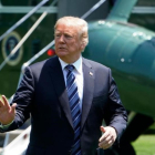 Trump saluda tras bajar del helicóptero que le ha trasladado de regreso a la Casa Blanca, este viernes.-MANDEL NGAN / AFP