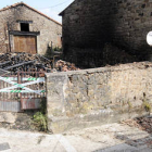 La peña juvenil arrasada por el fuego donde se encontró el cuerpo sin vida de un niño de 14 años. / VALENTÍN GUISANDE-