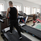 Uno de los presos se ejercita en el gimnasio de la cárcel de Soria.-LUIS ÁNGEL TEJEDOR