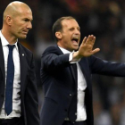 Massimiliano Allegria da instrucciones a sus jugadores ante la mirada de Zinedine Zidane.-EFE / ANDY RAIN