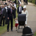Los duques de Cambridge, su hijo el príncipe Jorge y la pricesa Charlotte, a su llegada a la iglesia de Santa Maria Magdalena, en Sandringham.-Foto: MATT DUNHAM / AP