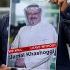 Un manifestante muestra la foto de Jamal Khashoggi en una protesta frente al consulado de Arabia Saudí en Estambul.-REUTERS / OSMAN ORSAL