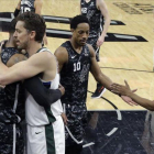 Pau Gasol se abraza con Aldridge al acabar el encuentro en San Antonio-ERIC GAY (AP)