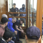 El checheno Zaúr Dadáyev, principal acusado de asesinar el pasado 27 de febrero al opositor ruso Borís Nemtsov, observa al resto de acusados.-MAXIM SHIPENKOV / EFE