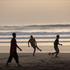 Jóvenes marroquíes jugando a fútbol en la playa de Agadir, al sur del país.-CRISTOPHE ENA (AP)