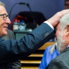 Juncker hace un gesto cariñoso hacia Cañete, ayer en Bruselas.-Foto: AP