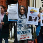 Seguidores de Assange,  ante la embajada ecuatoriana.-AFP / NIKLAS HALLEN