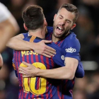 Messi y Jordi Alba se abrazan tras marcar el futbolista argentino el sábado pasado en el Camp Nou.-EL PERIÓDICO
