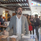 José Sarrión introduce la papeleta ayer en Salamanca.-Ical