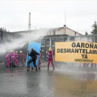 Miembros de Greenpeace reciben manguerazos para evitar su acceso a la central, durante una protesta en Garoña.-GREENPEACE / GREENPEACE