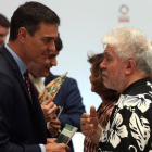 El presidente del Gobierno en funciones  Pedro Sánchez conversa con el cineasta Pedro Almodóvar.-KIKO HUESCA (EFE)