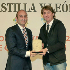 Macario Moreno recibe el premio de Carlos Martínez Mínguez.-J. M. LOSTAU