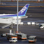 Un avión en el aeropuerto de Haneda procendete de Wuhan, China.-EFE