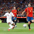 Sterling (i) dispara para hacer el 0-1 para Inglaterra ante España.-