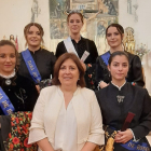 La alcaldesa, María Luisa Aguilera, posa con la reina y damas de fiestas de San Esteban. ANA HERNANDO