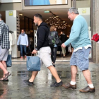Compradores en el paseo de Gràcia de Barcelona.-XAVIER GONZÁLEZ