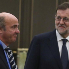 El presidente del Gobierno espanol en funciones, Mariano Rajoy, junto al ministro de Economia en funciones, Luis de Guindos, en la cumbre del G20 de China.-Juan Carlos Hidalgo