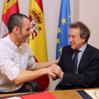El consejero de la Presidencia, José Antonio de Santiago-Juárez, y el presidente de la Fundación +34, Javier Casado, firman un protocolo de colaboración-Leticia Pérez / ICAL