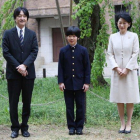 En esta foto de archivo tomada el 8 de abril de 2019, el príncipe Hisahito de Japón y sus padres, el príncipe Akishino y la princesa Kiko posan para fotos en la escuela secundaria de la Universidad de Ochanomizu antes de asistir a la ceremonia de ingreso-KOJI SASAHARA / POOL / AFP