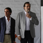 José María Aznar y Mariano Rajoy, en la clausura del campus de la FAES, este domingo en Madrid.-Foto: JUAN MANUEL PRATS