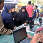 Registro para votar en Giza (Egipto) en elecciones legislativas.-