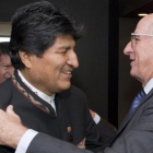 El presidente de Bolivia, Evo Morales, y el de Repsol, Antoni Brufau.-HORSTWAGNER EU