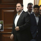 Oriol Junqueras, seguido de Gabriel Rufián, tras terminar el trámite.-DAVID CASTRO