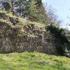 La muralla del Castillo que se restaurará con el nuevo proyecto. VALENTÍN GUISANDE