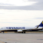 Un avión de Ryanair, en el aeropuerto de Reus.-EL PERIÓDICO (ACN)
